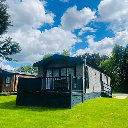 Σπίτι διακοπών Silver Wood With Hot Tub